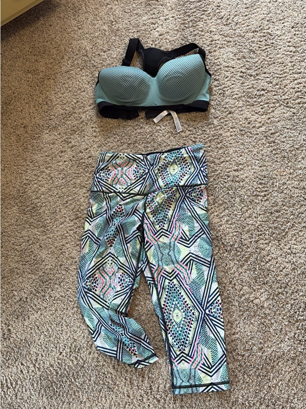 VICTORIA SECRET KNOCKOUT SMALL CAPRI AND 34C bra